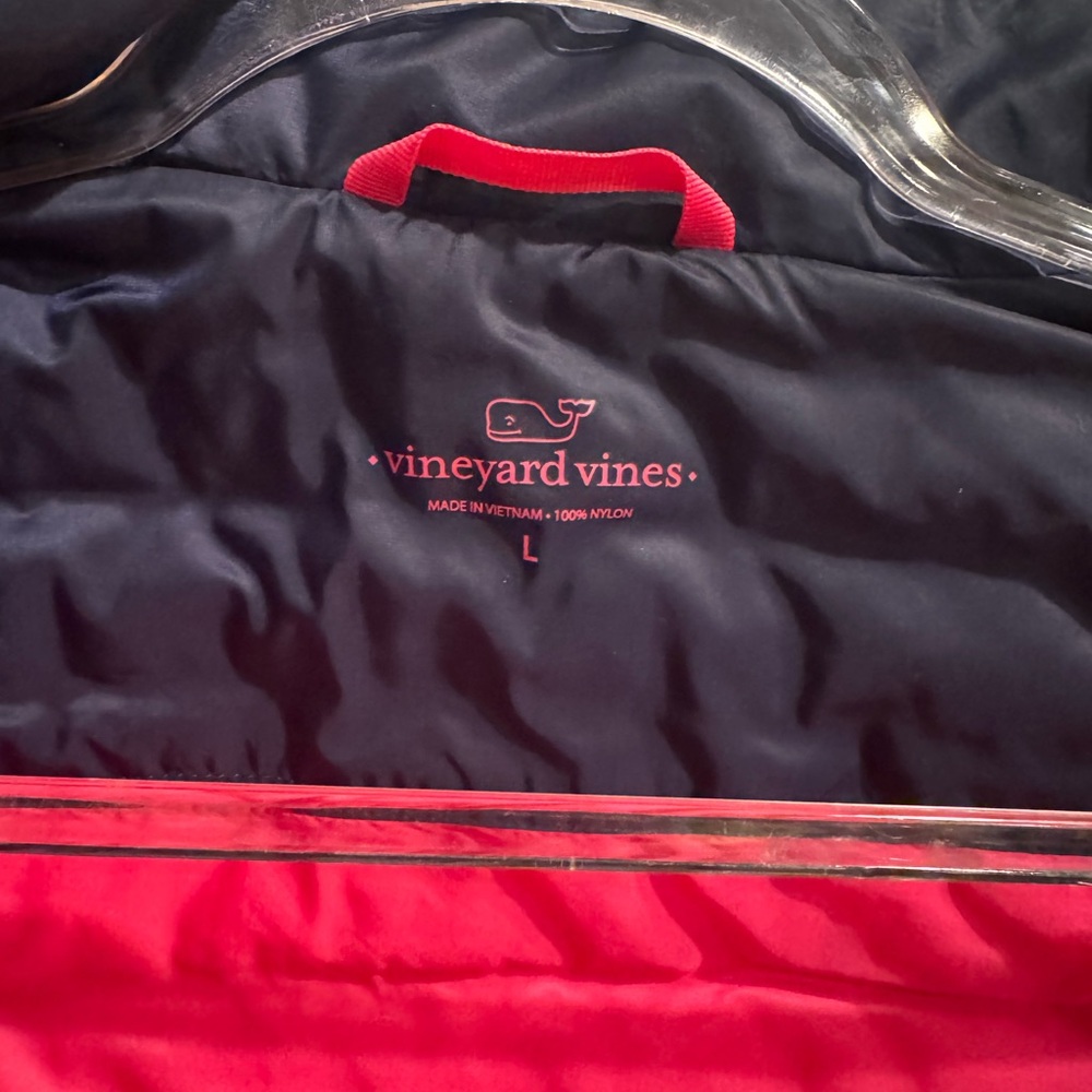 Vineyard Vines Women’s Mountain Weekend Puffer Vest - Picture 5 of 7